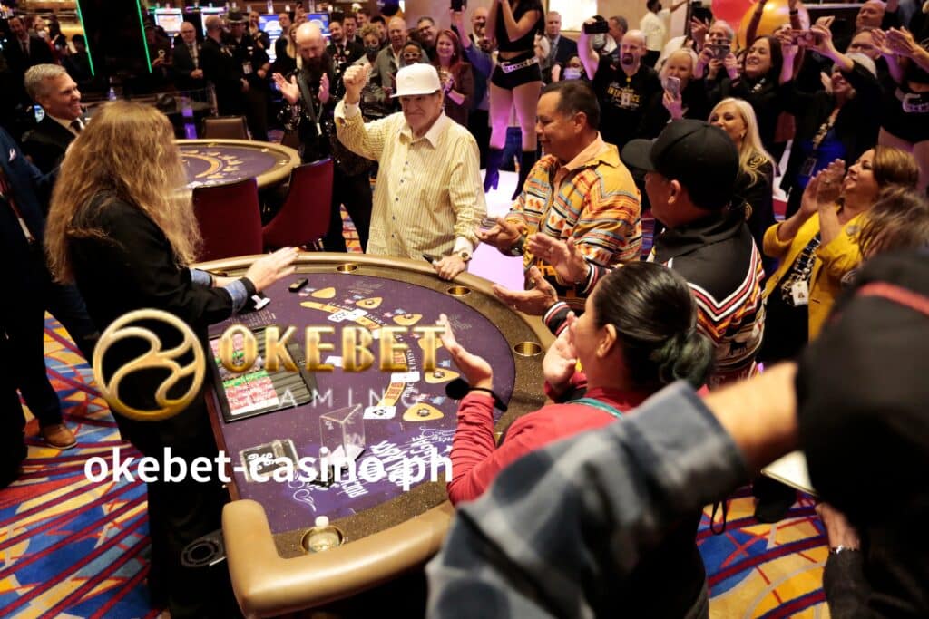 Ang mga slot machine ay ang pinakasikat na aktibidad sa casino. Ang dahilan sa likod nito ay medyo halata – ang mga slot machine ay napakadaling laruin. Ito na marahil ang pinakamadaling laro kailanman.